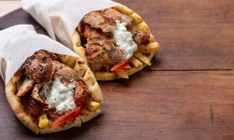 Θερμιδική «βόμβα» το σουβλάκι; Οχι απαραίτητα